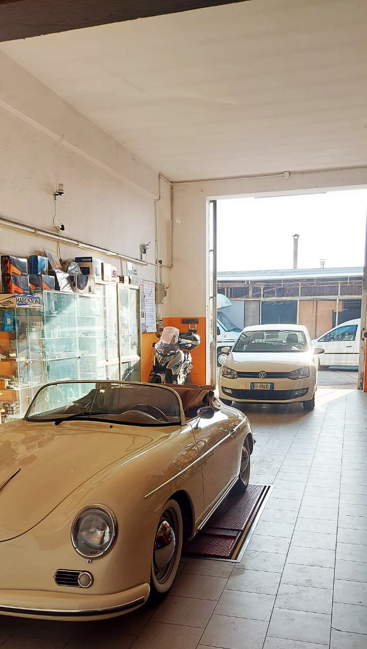 Auto d'epoca all'interno dell'officina
