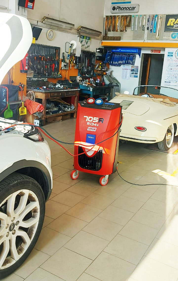 Postazione di lavoro e attrezzatura nell'officina