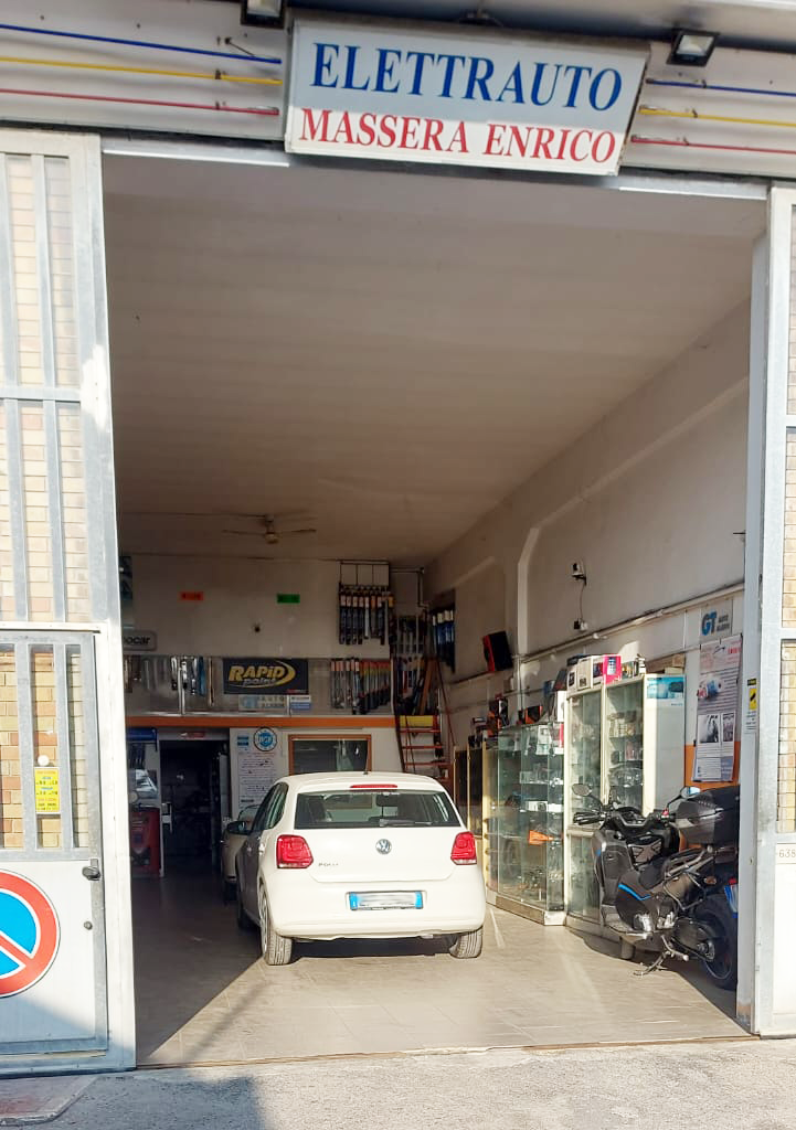 Ingresso dell'officina con l'insegna ELETTRAUTO Massera Enrico